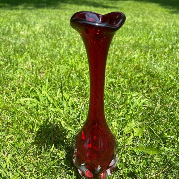 Elegant Red Glass Vase Vintage Sweden - Picture 9 of 9